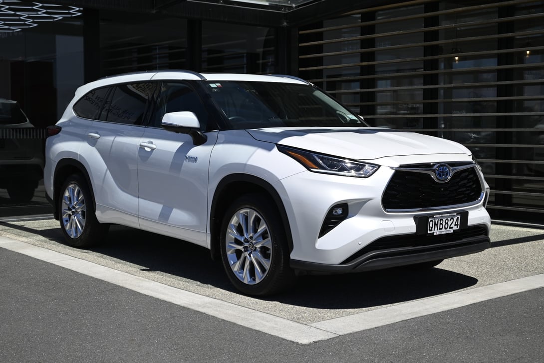 2024 Toyota Highlander at Ebbett Toyota Hamilton