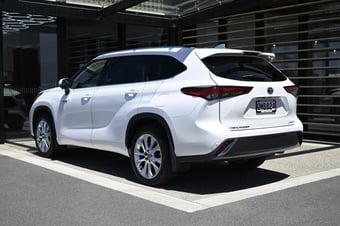 2024 Toyota Highlander at Ebbett Toyota Hamilton