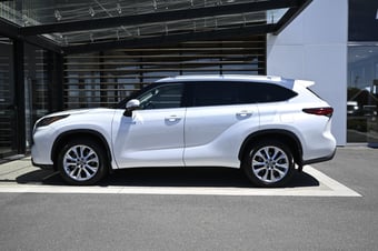 2024 Toyota Highlander at Ebbett Toyota Hamilton