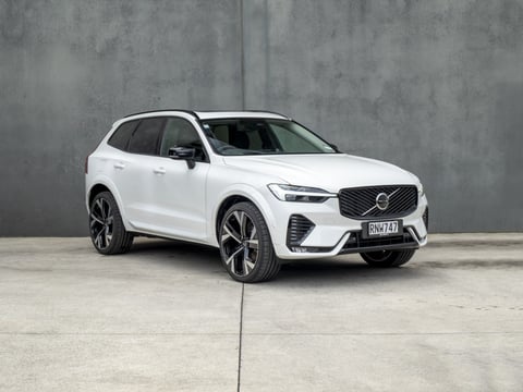 2026 Volvo XC60 B5 AWD ULTRA DARK
