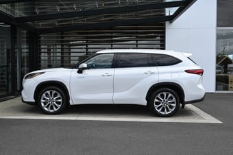 2023 Toyota Highlander at Ebbett Toyota Hamilton