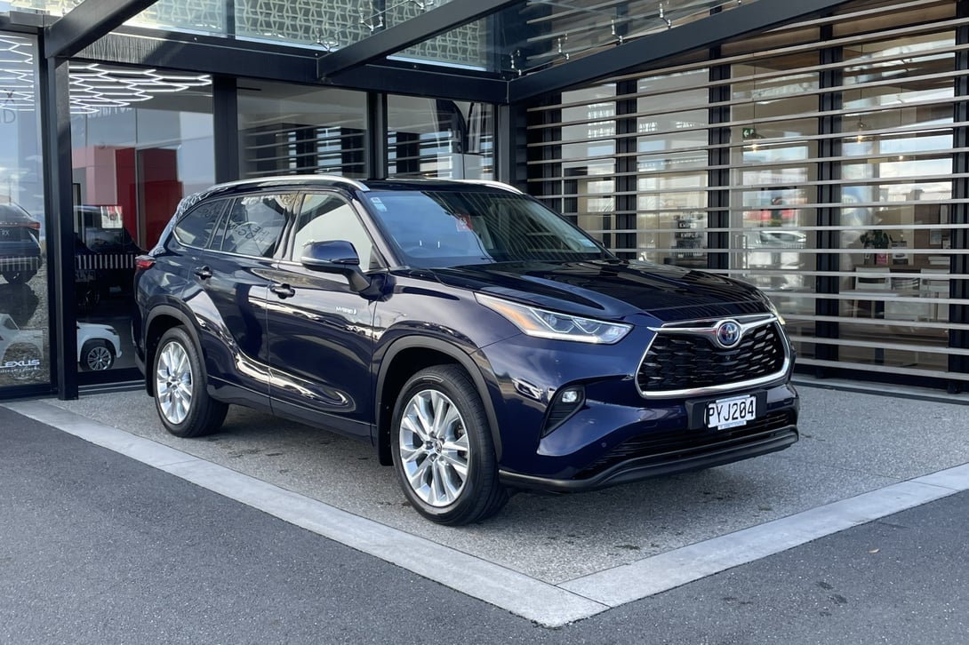 2023 Toyota Highlander at Ebbett Toyota Hamilton