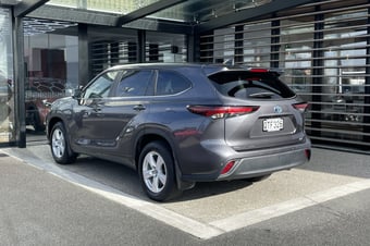 2024 Toyota Highlander at Ebbett Toyota Hamilton
