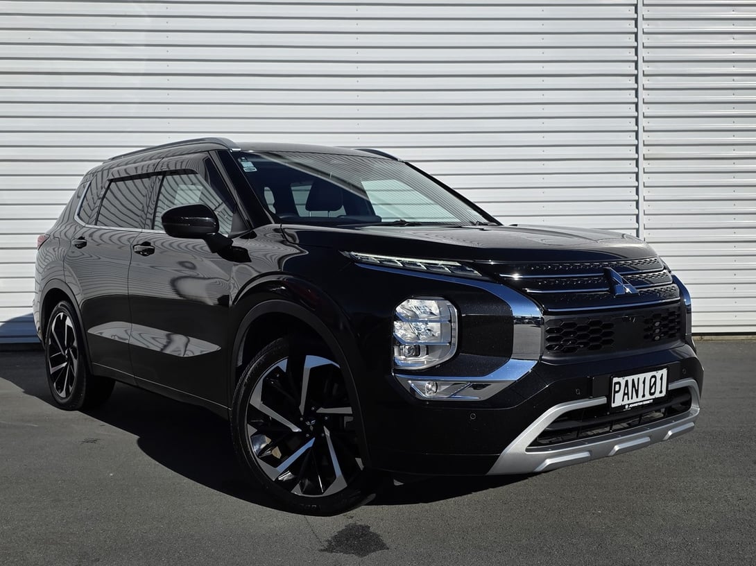 2022 Mitsubishi Outlander at Johnston Ebbett