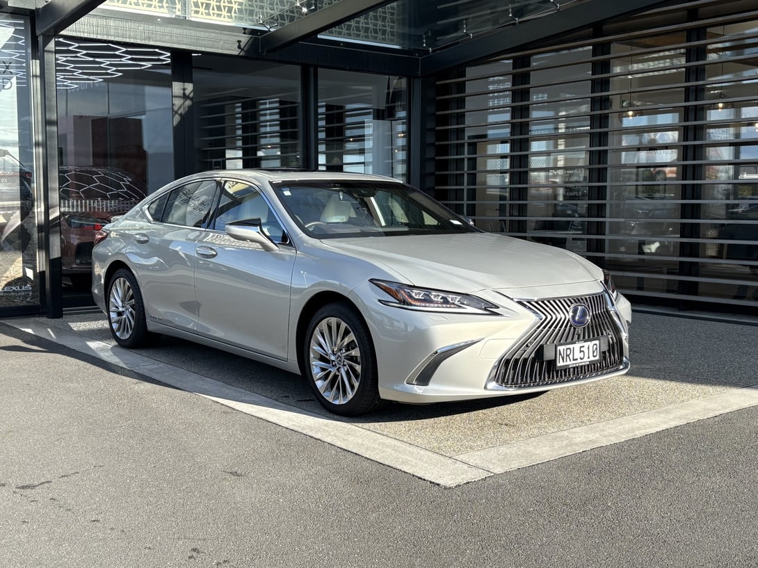 2021 Lexus ES 300H at Lexus of Hamilton