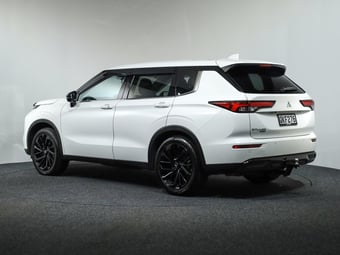 2024 Mitsubishi Outlander at Ebbett Hamilton