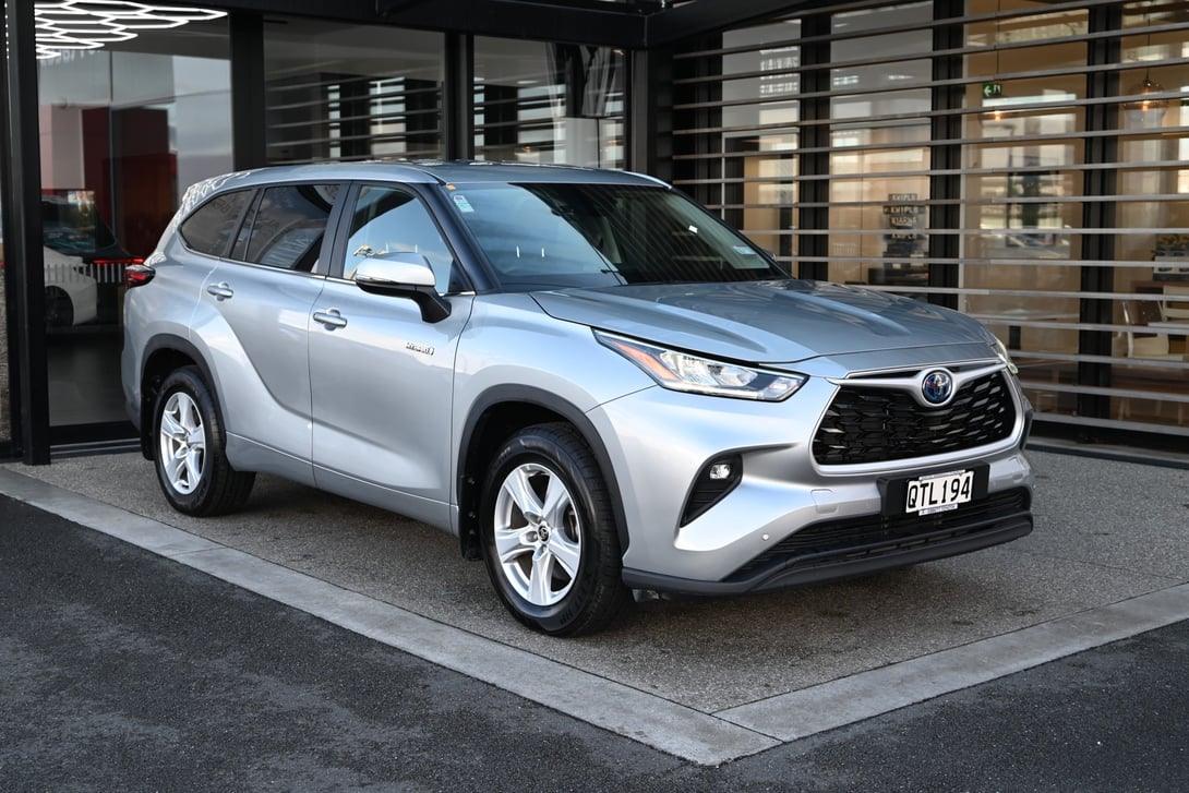 2024 Toyota Highlander at Ebbett Toyota Hamilton