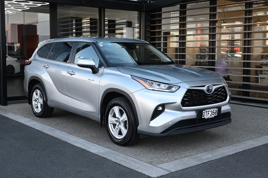 2024 Toyota Highlander at Ebbett Toyota Hamilton