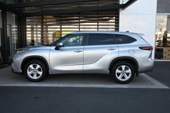 2024 Toyota Highlander at Ebbett Toyota Hamilton