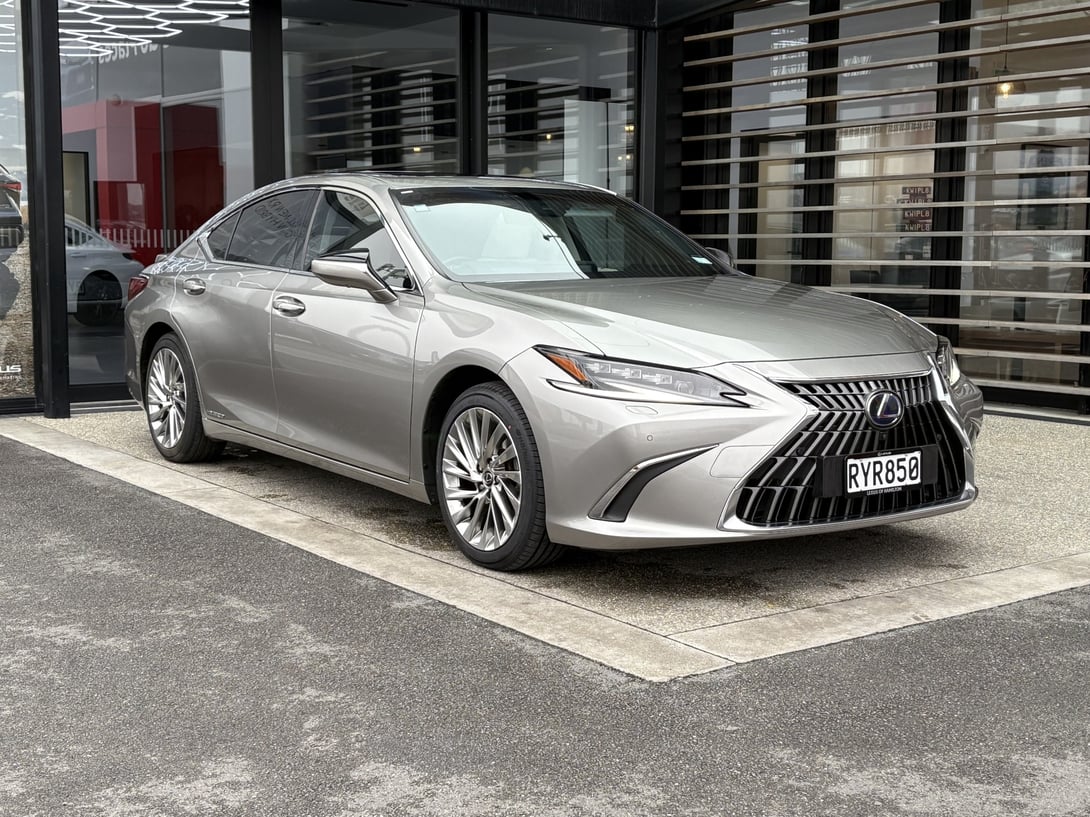 2022 Lexus ES 300H at Lexus of Hamilton