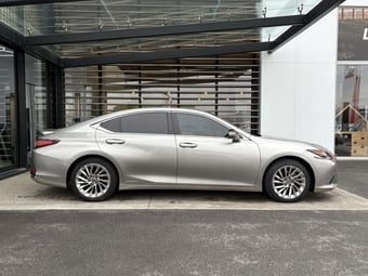 2022 Lexus ES 300H at Lexus of Hamilton